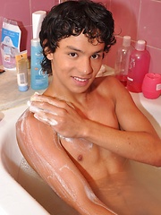 HMBoy Rafael makes waves in the bath